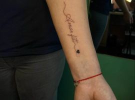 Тату "Amor Fati" на руці, що символізує прийняття долі та життєвого шляху, створене в Тату Cалон Альянс. Тату "Amor Fati" на руці, символ прийняття долі та життєвого шляху.