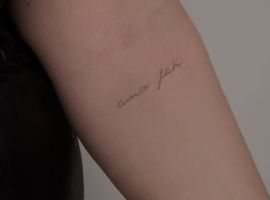Малюнок "Amor Fati" на руці, естетична тату з глибоким значенням прийняття долі. Тату "Amor Fati" на руці, тонкий шрифт, символ прийняття долі.