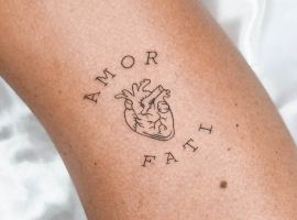 Стильне тату "Amor Fati" з серцем і мозком, що символізує прийняття долі та життєву філософію. Тату "Amor Fati" з серцем і мозком, символ прийняття долі.