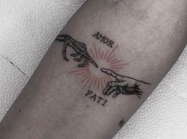 Тату "Amor Fati" у салоні Альянс, що символізує любов до своєї долі та прийняття життєвого шляху. Тату з мотивом любові та фаті в салоні Альянс, символізує зв’язок і прийняття долі.