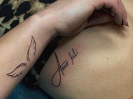 Модель з тату Love Fati на руці та боці, стильне та значуще татуювання. Тату Love Fati на руці та боці, естетичний дизайн.