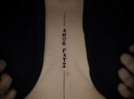 Малюнок "Amor Fati" на шиї, символ філософії прийняття долі та життєвого шляху. Тату "Amor Fati" на шиї, символ прийняття долі.
