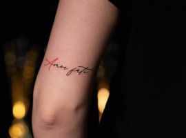 Естетичне татуювання "Amor Fati" на руці, яке символізує прийняття долі та життєвий філософський підхід. Татуювання "Amor Fati" на руці, стильний дизайн для цінителів філософії та мистецтва тату.