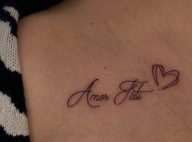 Татуювання "Amor Fati" з сердечком на грудях, символ прийняття долі та любові до життя. Ідеально для цінителів мистецтва тату. Татуювання "Amor Fati" з сердечком на грудях, символ прийняття долі та любові до життя.