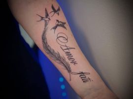 Малюнок "Amor Fati" з птахами на руці, символ прийняття своєї долі та життєвого шляху. Татуювання "Amor Fati" з птахами на руці, символ прийняття долі.
