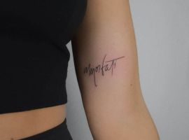 Мінімалістичне тату "Amor Fati" на руці, символ прийняття долі та філософії життя. Ідеально для цінителів мистецтва тату. Тату "Amor Fati" на передпліччі, стильне та мінімалістичне.