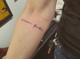 Мінімалістичне татуювання "amor fati" на руці, символ прийняття долі та любові до життя. Ідеально для цінителів мистецтва тату. АМОР ФАТІ - Татуювання на руці з гнучким шрифтом.