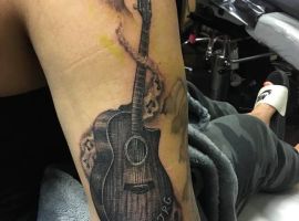 тату гитара на руке