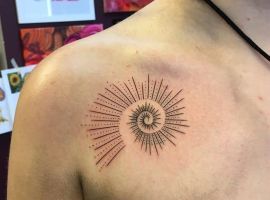 тату спираль на плече