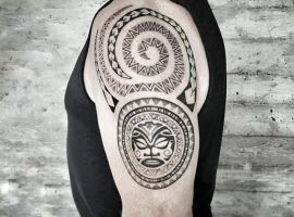 тату спирали на плече