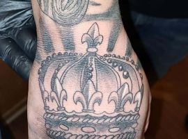 тату с короной на ладони