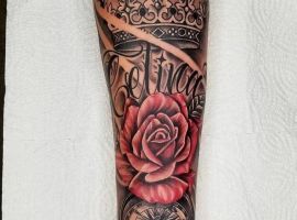 тату с короной на ноге