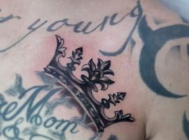 тату с короной на груди