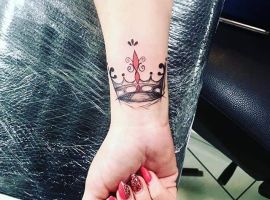 тату с короной на запястье