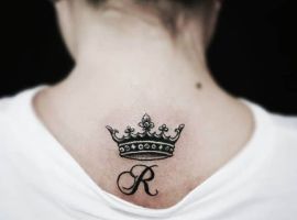 тату корона с буквой