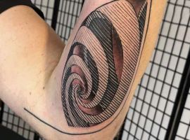 тату спираль на руке