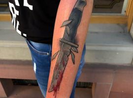 тату нож с кровью