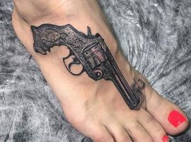 тату пистолет на ступне