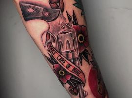 тату пистолет на руке
