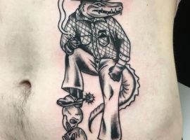 тату пистолет на животе