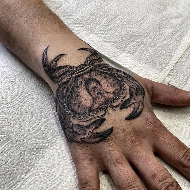 чб тату краб