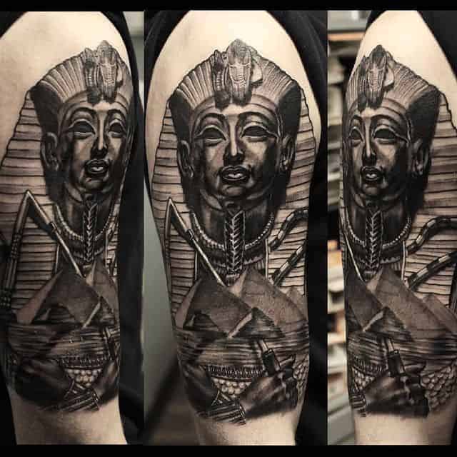 Египетский сфинкс на руке