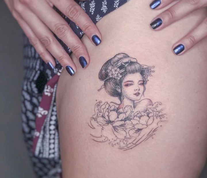 тату гейша на бедре