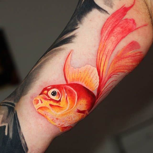 золотая рыбка тату на руке
