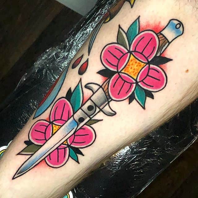 тату кинжал