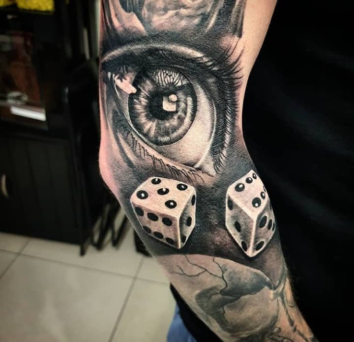 тату с игральными костями