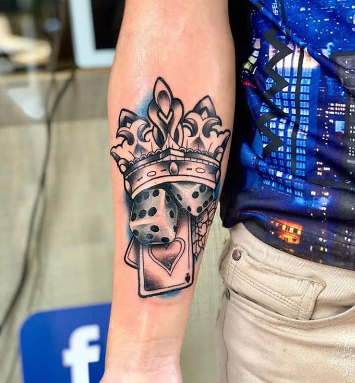 тату игральные кости на руке