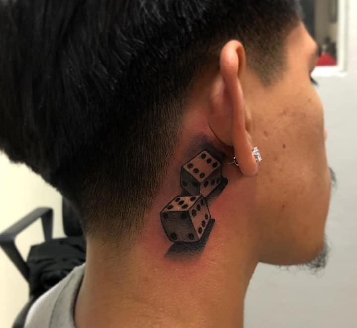 тату игральные кости на шее