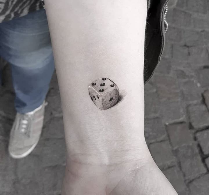 тату игральные кости на запястье