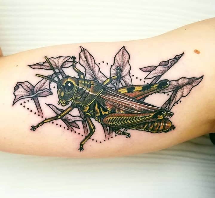 Зеленый кузнечик тату
