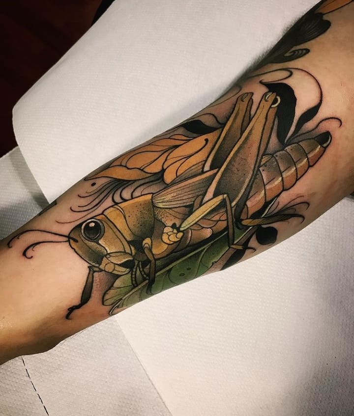 саранча тату на руке