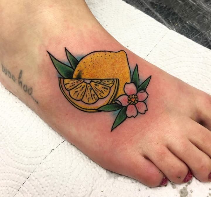 лимон тату на стопе