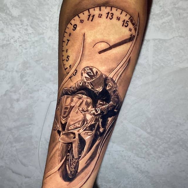 мотоцикл тату на руке