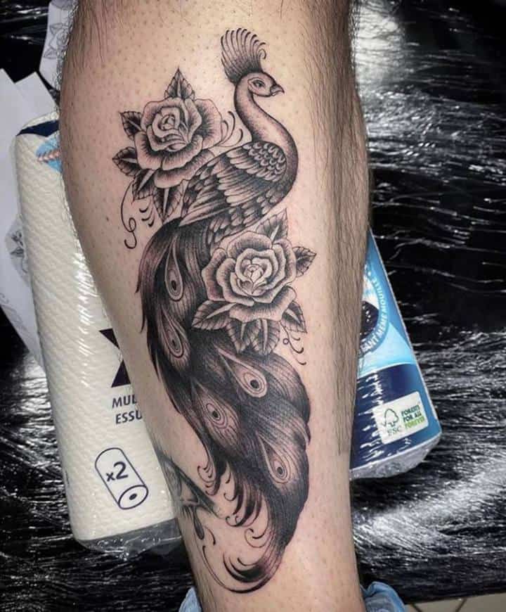 Тату павлин черно-белый