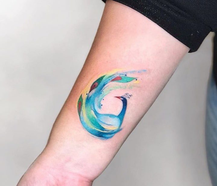 Тату павлин на запястье