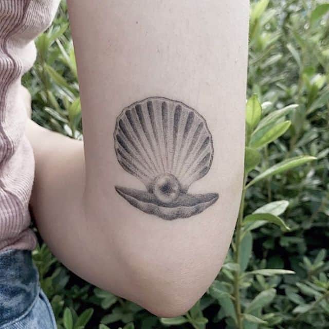 ракушка тату чб