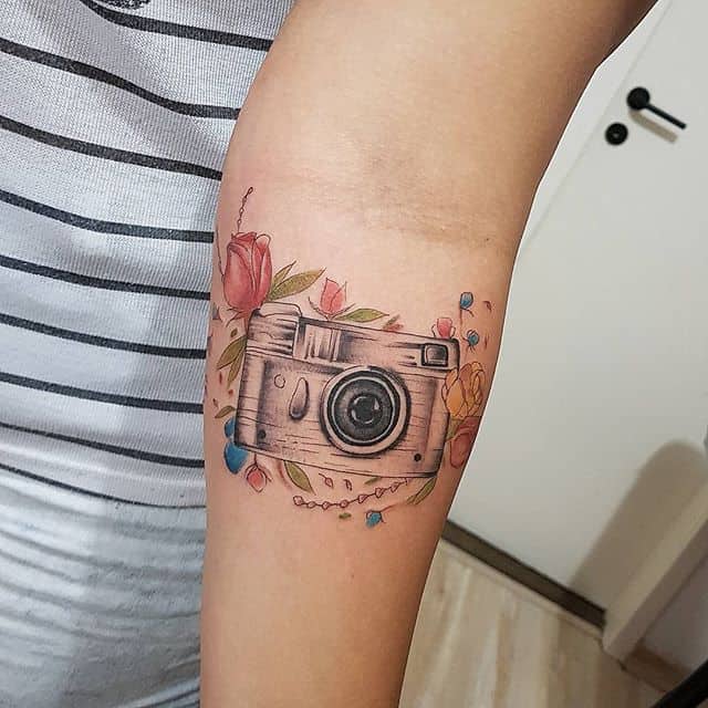 фотоаппарат тату на руке