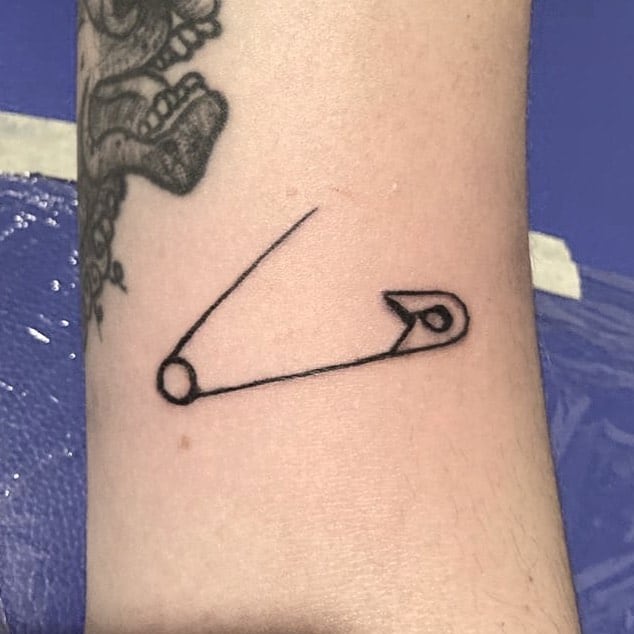 тату булавка