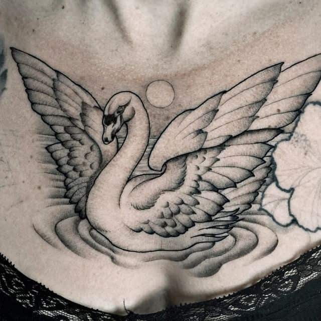 Тату лебедь на груди