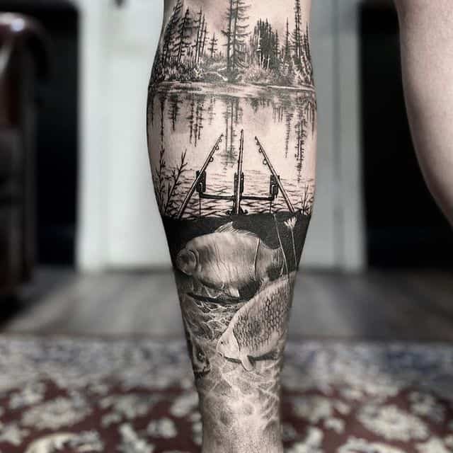 Тату лебедь на икре