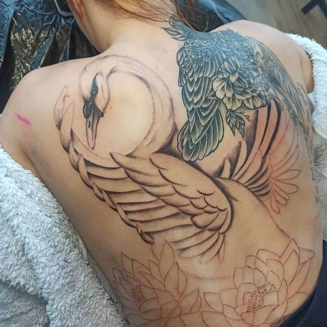 Тату лебедь на спине