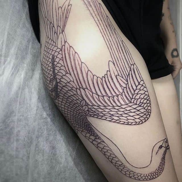 Тату лебедь на бедре