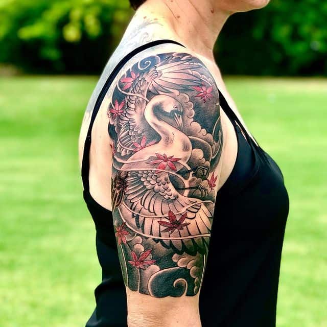 Тату лебедь на руке