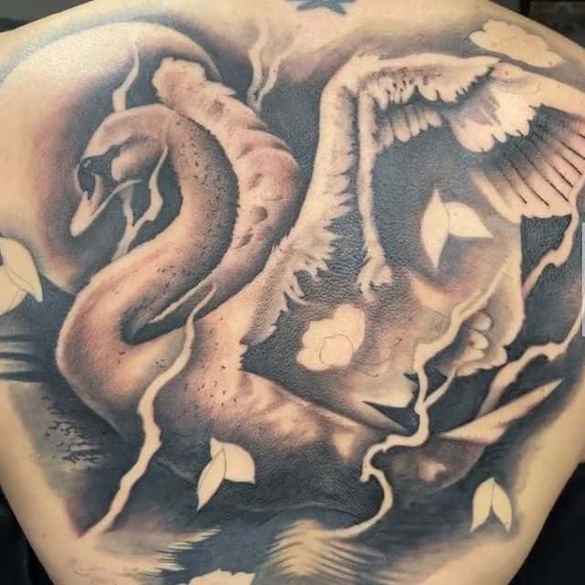 Тату лебедь на спине