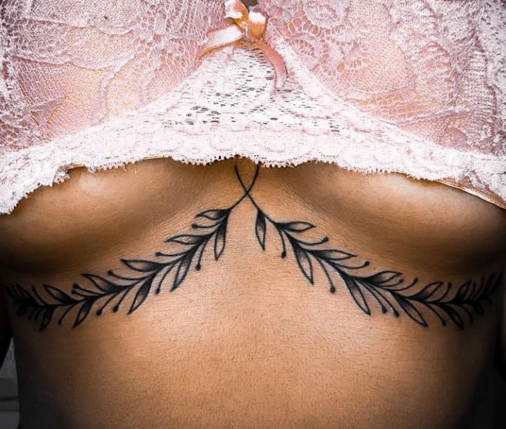 лавровый венок тату под грудью