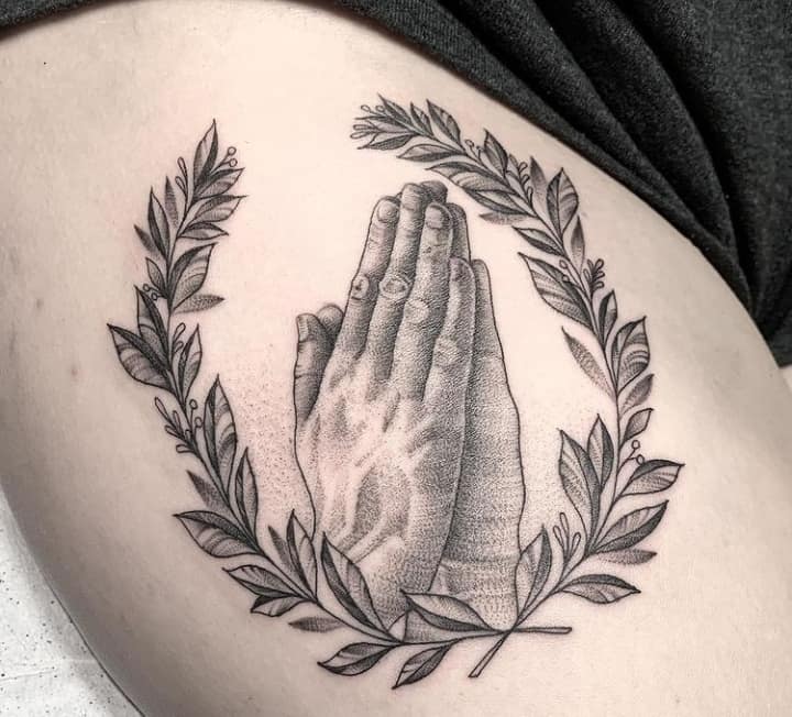 руки и лавровый венок тату